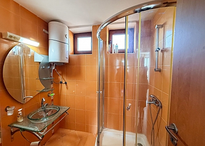 Velký dvoupokojový apartmán v centru letoviska. Foto 23