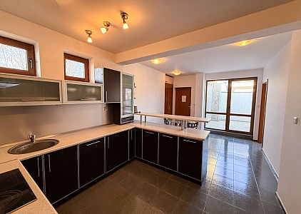 Velký dvoupokojový apartmán v centru letoviska. Foto 24