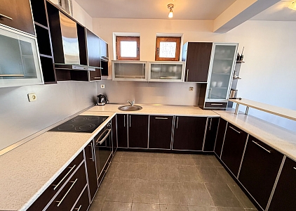 Velký dvoupokojový apartmán v centru letoviska. Foto 25