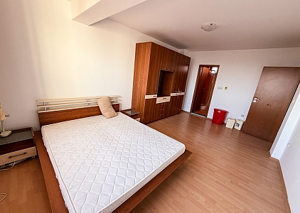 Velký dvoupokojový apartmán v centru letoviska. Foto 15