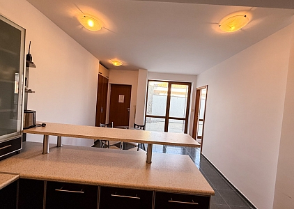 Velký dvoupokojový apartmán v centru letoviska. Foto 29