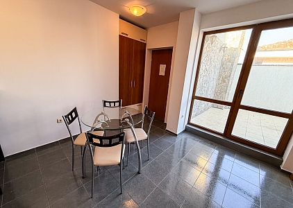 Velký dvoupokojový apartmán v centru letoviska. Foto 30