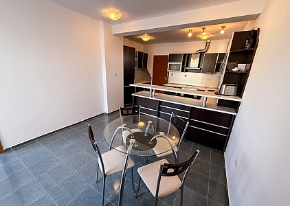 Velký dvoupokojový apartmán v centru letoviska. Foto 32