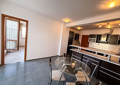 Velký dvoupokojový apartmán v centru letoviska. Foto 33