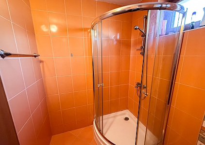 Velký dvoupokojový apartmán v centru letoviska. Foto 17