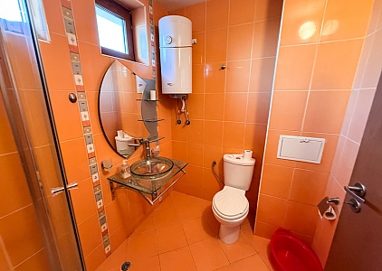 Velký dvoupokojový apartmán v centru letoviska. Foto 18
