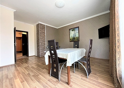 Große möblierte Dreizimmerwohnung in Sonnenstrand. Foto 2