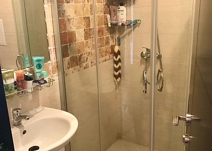 Двухкомнатная квартира с видом на бассейн в хорошем комплексе. Фото 9