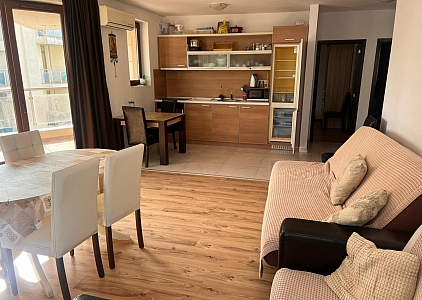 Große Dreizimmerwohnung in einem renommierten Komplex 150 Meter vom Meer entfernt. Foto 2