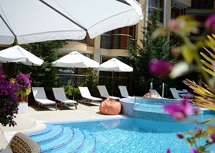 Studio overlooking the pool in a luxury complex. Photo 13