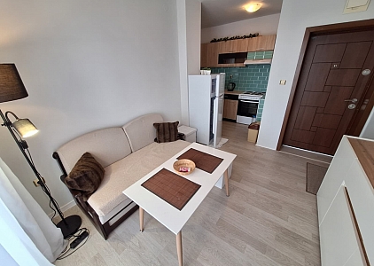 Eine gemütliche Wohnung mit neuen Möbeln. Foto 1