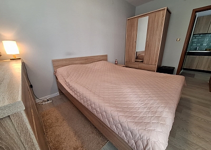 Eine gemütliche Wohnung mit neuen Möbeln. Foto 3