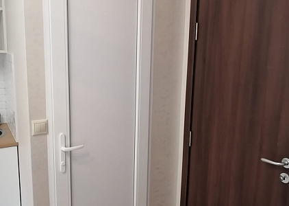 Studio mit neuen Möbeln und Blick auf den Pool in einer wunderschönen Anlage. Foto 11