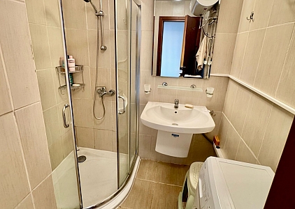 Geräumige Wohnung in einem Luxuskomplex in erster Linie. Foto 18