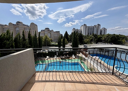 Большая квартира с видом на бассейн в жилом комплексе. Фото 5