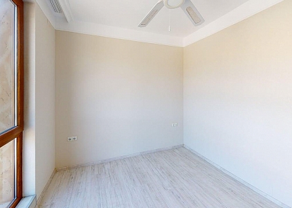 Malý třípokojový byt v luxusním komplexu. Foto 9