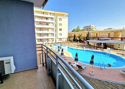 Large apartment with pool view. Photo 1 Large apartment with pool view. Photo 1