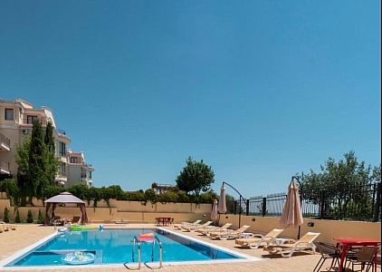 Two-room apartment in an excellent complex on the first coastline. Photo 12