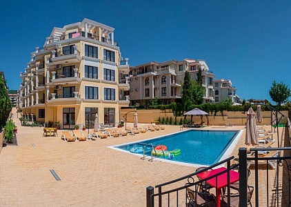 Two-room apartment in an excellent complex on the first coastline. Photo 1