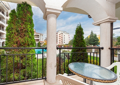 Geräumiges Zweizimmerapartment mit Poolblick, 500 Meter vom Meer entfernt. Foto 1