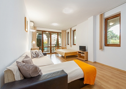 Geräumiges Zweizimmerapartment mit Poolblick, 500 Meter vom Meer entfernt. Foto 2