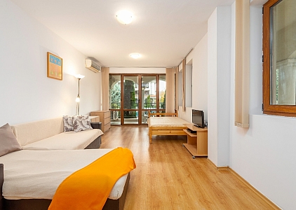 Geräumiges Zweizimmerapartment mit Poolblick, 500 Meter vom Meer entfernt. Foto 14