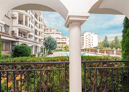 Geräumiges Zweizimmerapartment mit Poolblick, 500 Meter vom Meer entfernt. Foto 9