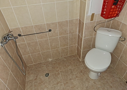 Простора квартира з окремою спальнею у великому сімейному комплексі. Фото 14