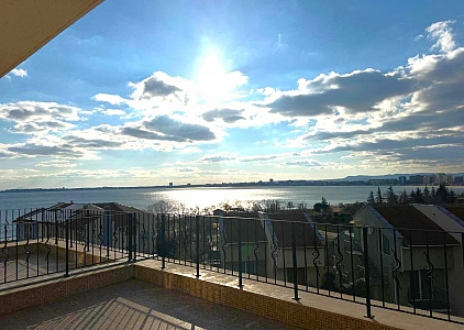 Квартира с большой террасой и видом на море на первой линии. Фото 3