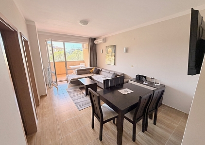 Apartment mit Poolblick in einer großen Wohnanlage. Foto 2