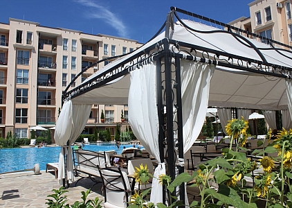 Двухкомнатная квартира с видом на бассейн в хорошем комплексе. Фото 13