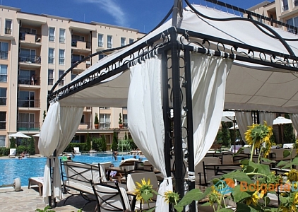 Двухкомнатная квартира с видом на бассейн на побережье. Фото 1