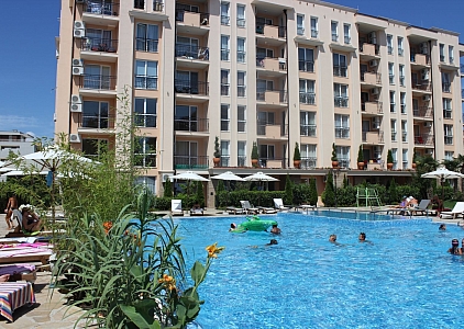 Двухкомнатная квартира с видом на бассейн в хорошем комплексе. Фото 1