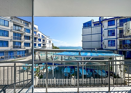 Apartmán s výhledem na moře a parkovacím místem v komplexu v první linii. Foto 8 Apartmán s výhledem na moře a parkovacím místem v komplexu v první linii. Foto 8