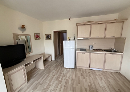 Квартира с видом на бассейн в жилом комплексе. Фото 7