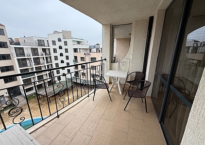 Квартира с видом на бассейн в жилом комплексе. Фото 8