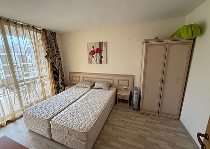 Квартира с видом на бассейн в жилом комплексе. Фото 13