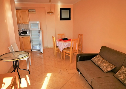 Spacious one bedroom apartment with beautiful pool view!. Photo 2