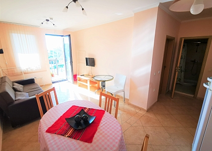 Spacious one bedroom apartment with beautiful pool view!. Photo 3