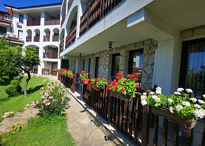 Spacious one bedroom apartment with beautiful pool view!. Photo 18