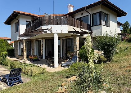 Дом с тремя спальнями в большом коттеджном комплексе. Фото 1