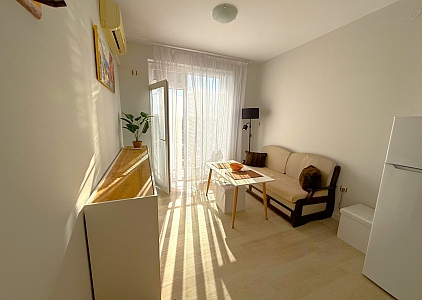 Eine gemütliche Wohnung mit neuen Möbeln. Foto 11