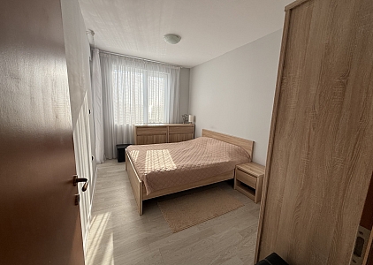 Eine gemütliche Wohnung mit neuen Möbeln. Foto 17