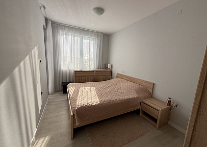 Eine gemütliche Wohnung mit neuen Möbeln. Foto 18