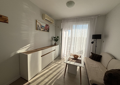 Eine gemütliche Wohnung mit neuen Möbeln. Foto 13