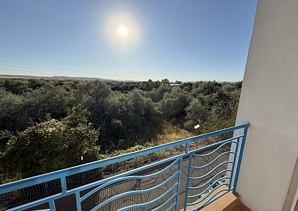 Eine gemütliche Wohnung mit neuen Möbeln. Foto 21