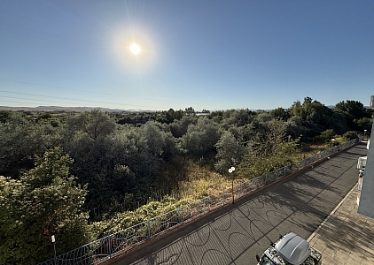 Eine gemütliche Wohnung mit neuen Möbeln. Foto 22