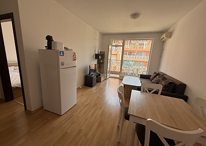 Ein-Zimmer-Apartment mit Poolblick an der Küste. Foto 2