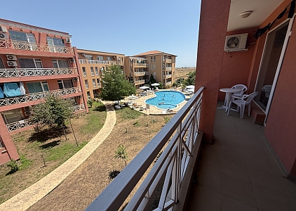 Ein-Zimmer-Apartment mit Poolblick an der Küste. Foto 9