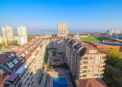 Двокімнатна квартира в сучасному комплексі в Бургасі. Фото 1
